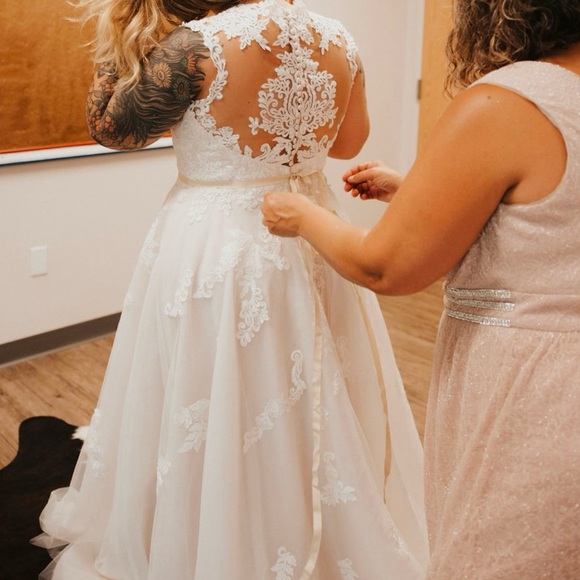 BEAUTIFUL WEDDING DRESS - Picture 3 of 14